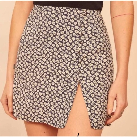 REFORMATION Fran Thigh Slit Mini Skirt In Quinto Navy Floral - Picture 1 of 6